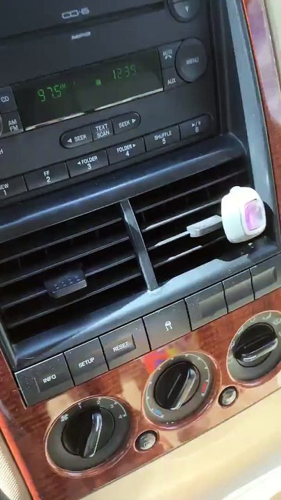 Voilà pourquoi il faut mettre une personne au volant de la voiture qu'on tracte !