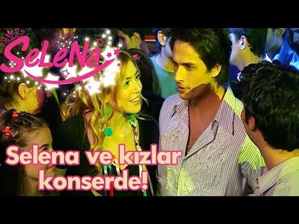 Selena ve kızlar konserde!
