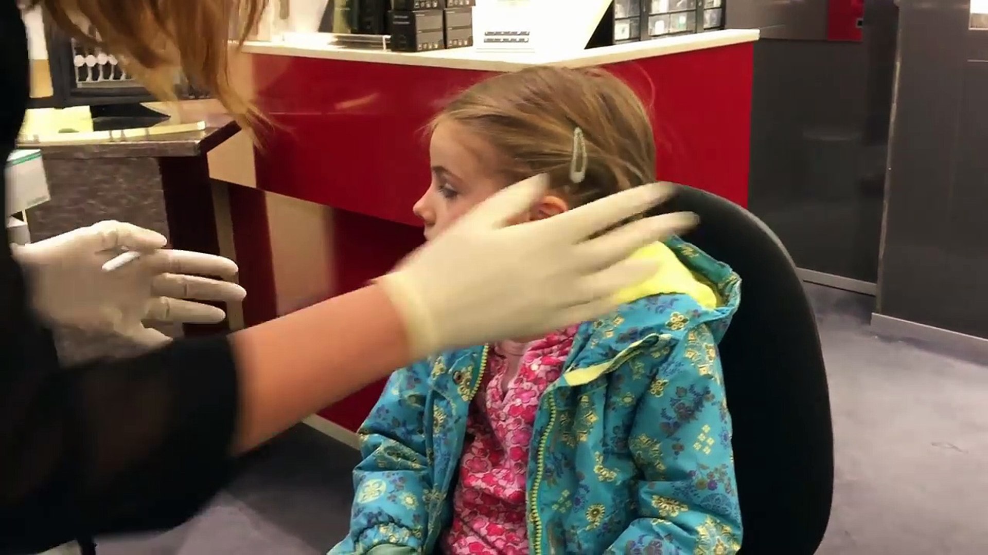 OHRLÖCHER STECHEN LASSEN - 5-Jährige bekommt ihre ersten Ohrringe - Wird es  sehr weh tun? – Видео Dailymotion