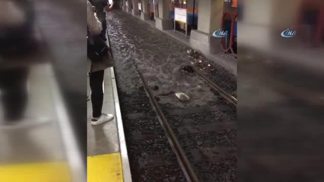 Metro Durakları ve Metrobüs Yolları Göle Döndü