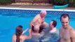 Ce papy adore faire des backflips dans la piscine... Trop marrant