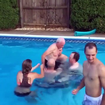 Ce papy adore faire des backflips dans la piscine... Trop marrant