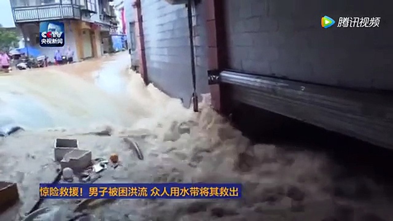 Piégé dans les inondations un homme risque sa vie pour le sauver de la noyade