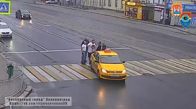 Il sort du taxi pour frapper une piétonne mais va vite le regretter... Grosse bagarre de rue