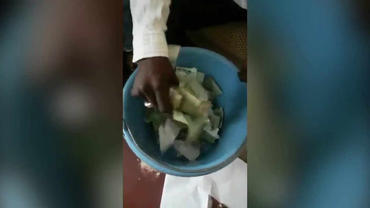 En afrique c'est comme ça qu'on fait des billets... Ahaha tour de magie incroyable