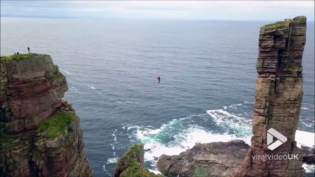 En équilibre sur une slackline à 150m de hauteur... Juste magnifique et terrifiant