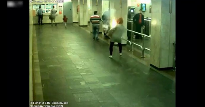 Cette femme va avoir une mauvaise surprise avec sa cigarette électronique.