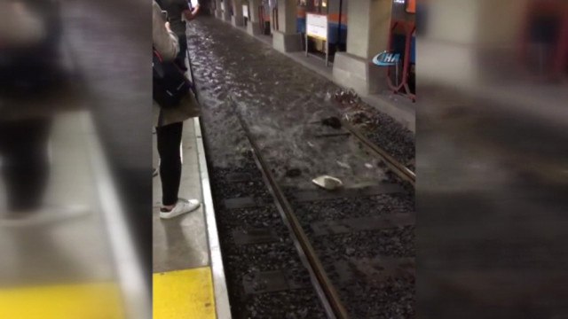 Metro Durakları ve Metrobüs Yolları Göle Döndü