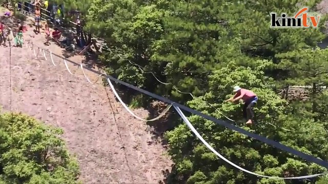 18-year-old wins East China slacklining competition
