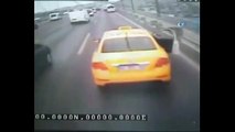 İntihar için geldiği taksi köprüde durmayınca, seyir halindeki taksiden böyle atladı