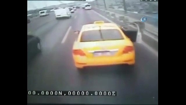 İntihar için geldiği taksi köprüde durmayınca, seyir halindeki taksiden böyle atladı