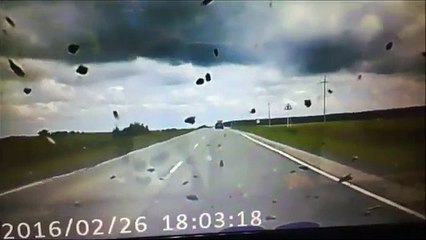 Quand deux voitures se doublent un même temps en Russie