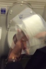 Les toilettes d'un avion de ligne sont vraiment puissantes : la preuve !