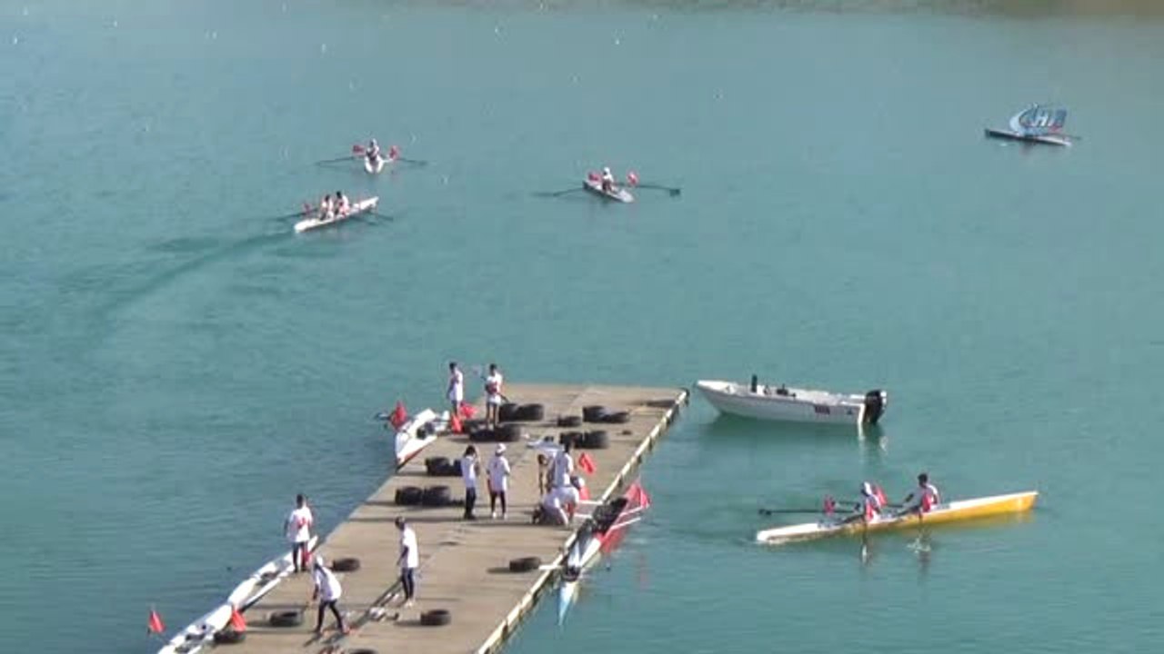 Kürek Sporcuları 15 Temmuz Şehitleri ve Gazileri İçin Kürek Çekti