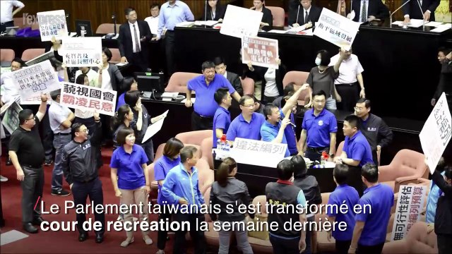 Lancers de chaises et bombes à eau au Parlement de Taïwan