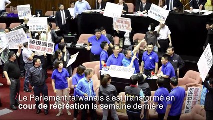 Lancers de chaises et bombes à eau au Parlement de Taïwan