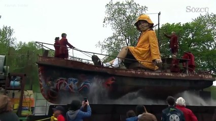 Dev kuklalar Montreal sokaklarında