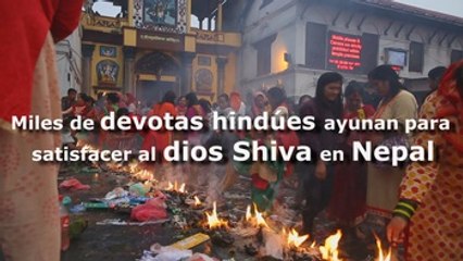 Devotas hindúes ayunan para satisfacer al dios Shiva en Nepal