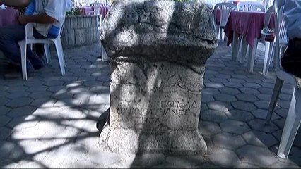 Tarlasından Bulduğu Tarihi Taşı Çay Bahçesinde Sergiliyor