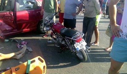 Motosiklet otomobile çarptı: 1 ölü 3 yaralı