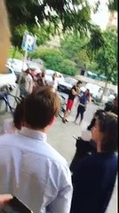 Musulmana contra estudiantes universitarios.