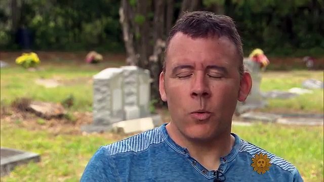 Cet homme va au cimetière avec un grand sac le dimanche, ce qu’il fait ensuite fait pleurer tout le monde !