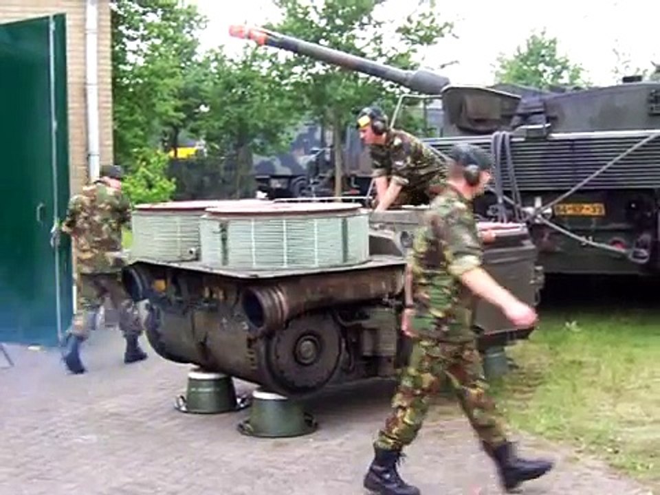 Leopard 2A6 motor sound.