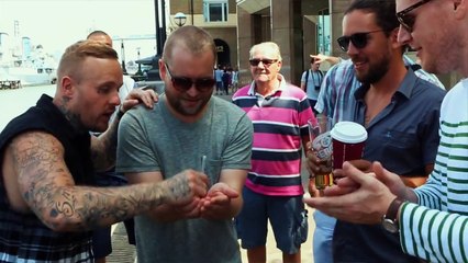 Un magicien sensé faire disparaître le téléphone de sa victime se rate et l'envoie dans la Tamise