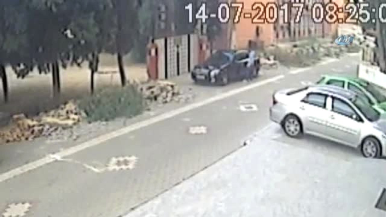 Otomobil Faresi İş Üstünde Yakalandı...hırsızlık Anı Güvenlik Kamerasında