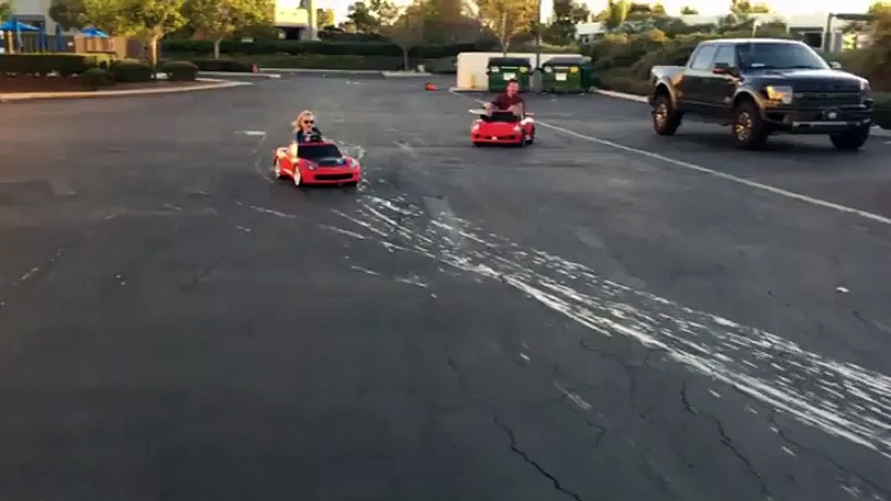 Une fillette s'amuse avec un véhicule électriqu...