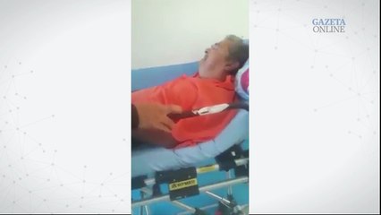 Médicos tiram fotos enquanto paciente aguarda atendimento