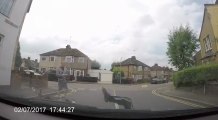 Arnaque à l'assurance, un homme à scooter se jette sur le capot d'une voiture !