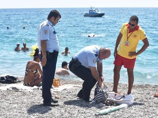 Polis Denizde Aradı, Onlar Sahilde Yürüyüşte Çıktı