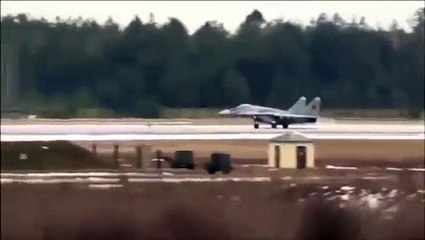 Un avion de chasse prend feu au décollage et son pilote a tout juste le temps de s'éjecter du cockpit