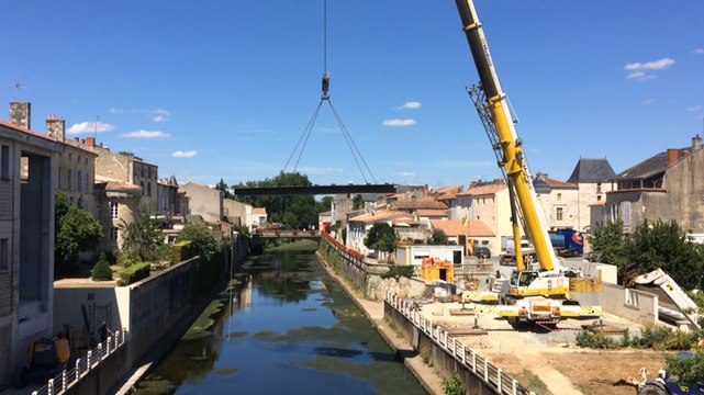 Le chantier de l'installation de la passerelle a débuté