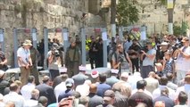 قوات الاحتلال تبعد المصلين من باب الأسباط وتعتقل أحدهم