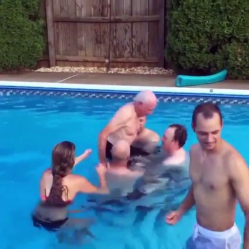 Un grand-père fait un backflip dans la piscine avec ses petits-enfants