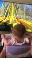 Un bébé sur des montagnes russes virtuelles... Adorable