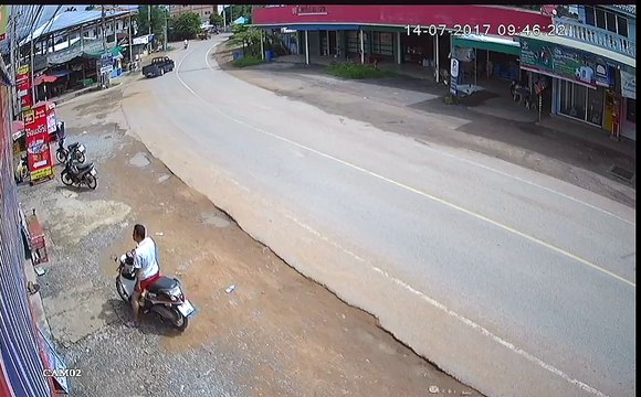 Un motard très très chanceux presque tué par la chute de briques d'un camion