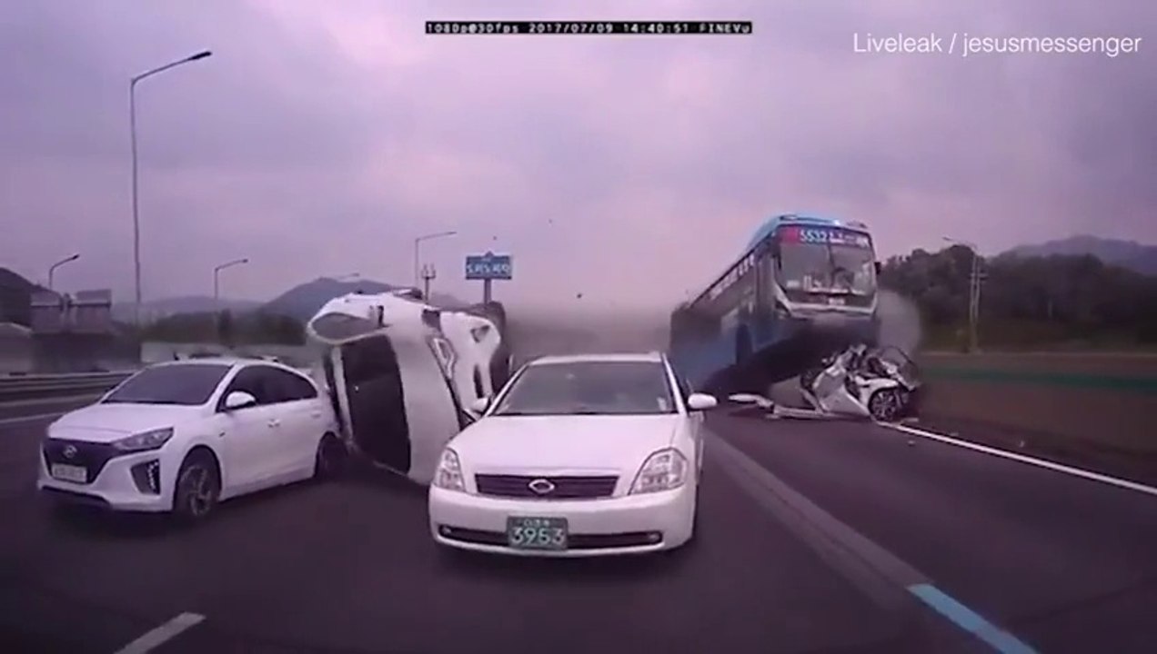 Un Bus se crash violemment en pleine autoroute en Corée du Sud et provoque un terrible accident