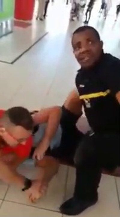 Un jeune se fait etrangler par un agent de sécurité d'un centre commercial et fini inconscient après un malaise