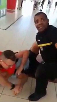 Un jeune se fait etrangler par un agent de sécurité d'un centre commercial et fini inconscient après un malaise