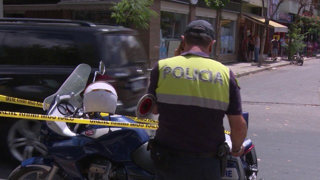 MAKINA PERPLAS TE RIUN NE TROTUAR SI PASOJE E SHPEJTESISE, SHOQEROHET DREJTUESJA E MJETIT LAJM