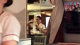 Hospedeira da Emirates filmada a colocar sobras de champanhe na garrafa ahah
