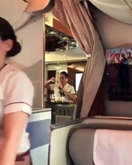 Hospedeira da Emirates filmada a colocar sobras de champanhe na garrafa ahah