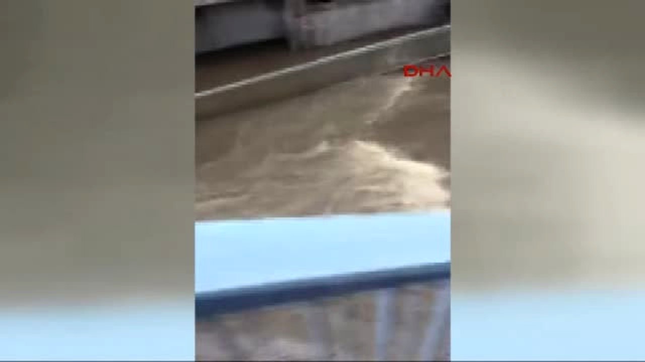 Yenibosna'da Sel Aracı Önüne Katıp Sürekledi