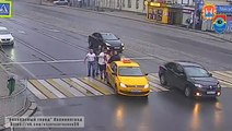 Russie : Un client d'un taxi se fait punir après qu'il a giflé un jeune piéton !!