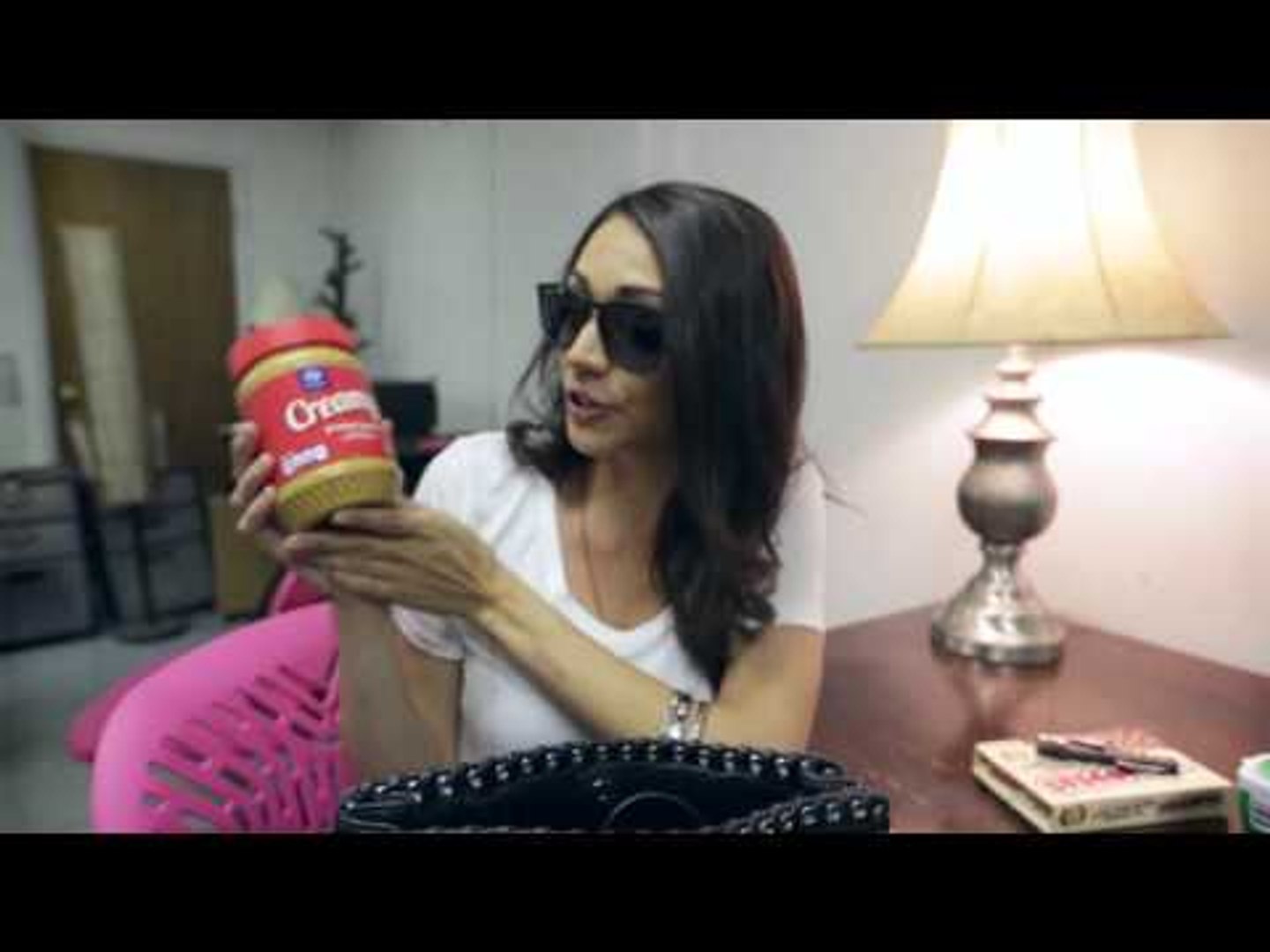 ⁣What's in my purse? - Country singer Sarah Ross