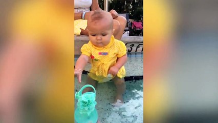 Comment fait-il ? Ce bébé nage tout seul à son jeune age