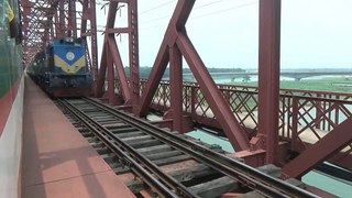 Crossing between chittra & dhaka kolkata  maitree Express on Hardinge Bridge (2)